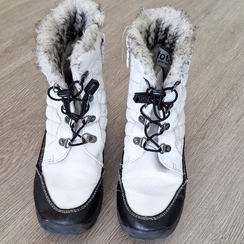 Totes White and Black Winter Rain Boots with Faux Fur Lining. Size 6